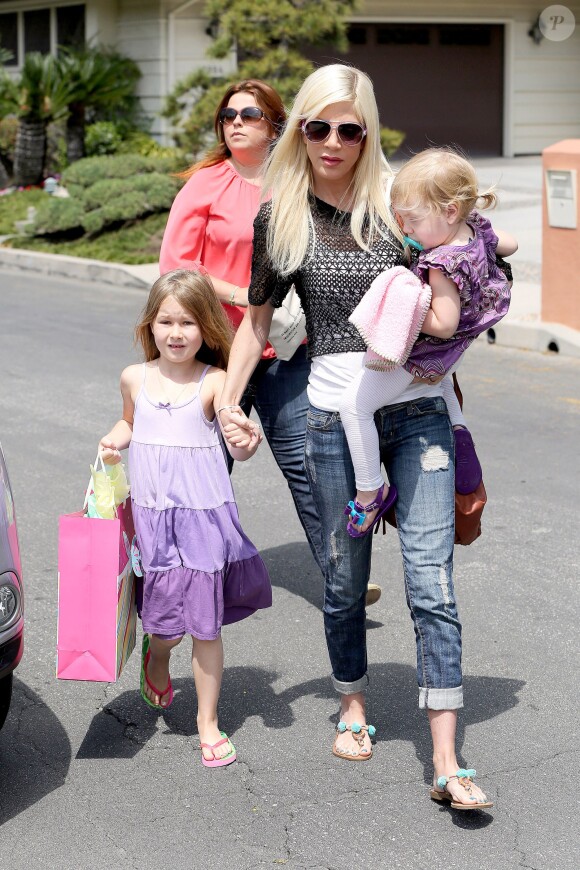 Tori Spelling avec ses enfants dans les rues de Los Angeles, le 12 avril 2014.