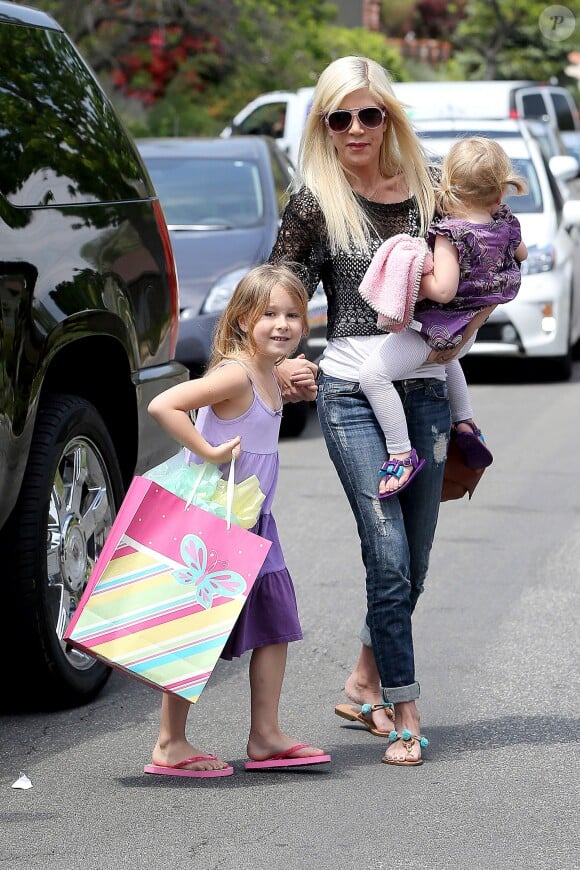 Tori Spelling avec ses filles dans les rues de Los Angeles, le 12 avril 2014.