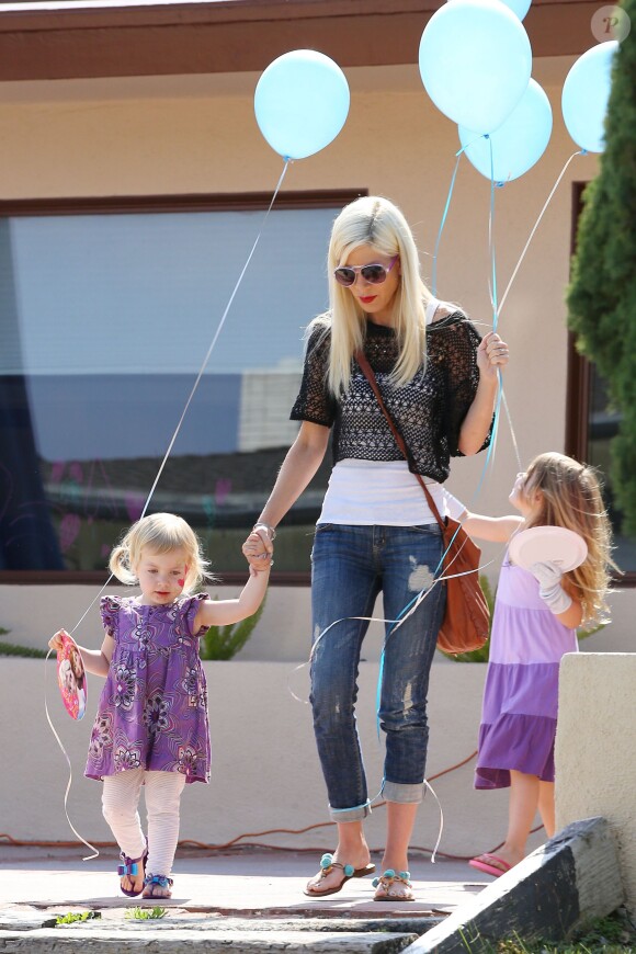 Tori Spelling avec ses filles à Los Angeles, le 12 avril 2014. 