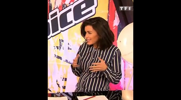 Jenifer, enceinte : un joli baby bump que la belle peinait à cacher sur le plateau de The Voice 3, le 19 avril 2014, sur TF1
