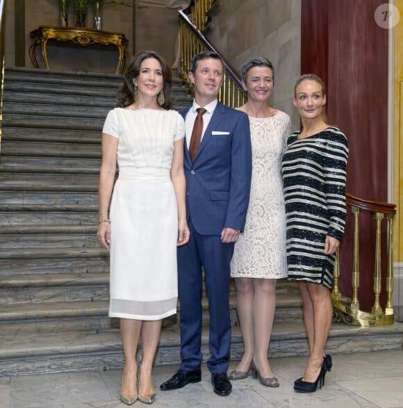 La princesse Mary de Danemark, avec son mari le prince Frederik, en compagnie de la ministre Margrethe Vestager et Eva Kruse le 23 avril 2014 au palais Frederik VIII, à Copenhague, pour un dîner pour les participants du Sommet de la mode qu'elle inaugurait le lendemain.