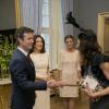 La princesse Mary de Danemark, soutenue par son époux le prince Frederik, donnait le 23 avril 2014 à leur domicile du palais Frederik VIII, à Copenhague, un dîner pour les participants du Sommet de la mode qu'elle inaugurait le lendemain.
