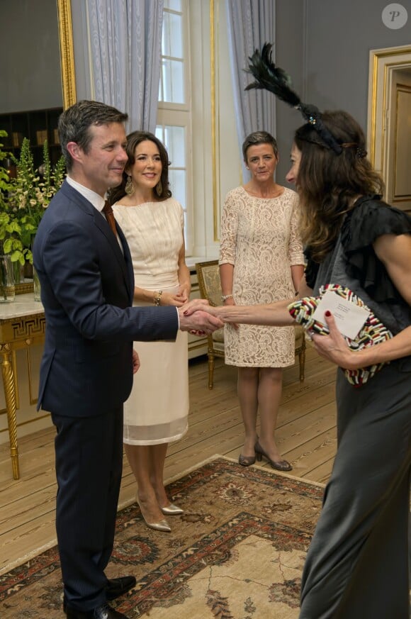 La princesse Mary de Danemark, soutenue par son époux le prince Frederik, donnait le 23 avril 2014 à leur domicile du palais Frederik VIII, à Copenhague, un dîner pour les participants du Sommet de la mode qu'elle inaugurait le lendemain.