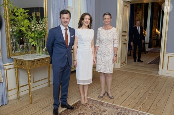La princesse Mary de Danemark, entourée de son époux le prince Frederik et de la ministre danoise Margrethe Vestagen, donnait le 23 avril 2014 à leur domicile du palais Frederik VIII, à Copenhague, un dîner pour les participants du Sommet de la mode qu'elle inaugurait le lendemain.