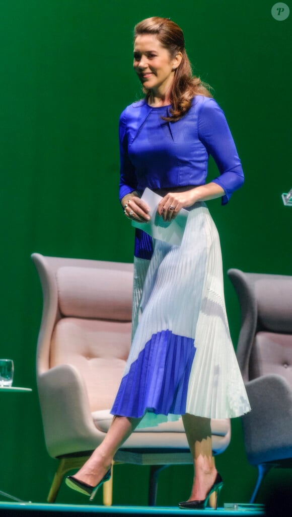 La princesse Mary de Danemark, habillée d'une robe Charlotte Eskildsen pour Designers Remix, inaugurait le 23 avril 2014 à l'Opéra de Copenhague le Sommet de la mode durable.