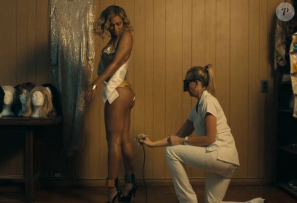 Beyoncé dans le clip de Pretty Hurts, réalisé par Melina Matsoukas.
