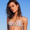 Jac Jagaciak pose en bikini pour Victoria's Secret.