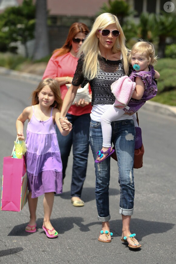 Tori Spelling avec ses enfants dans les rues de Hollywood à Los Angeles, le 12 avril 2014.
