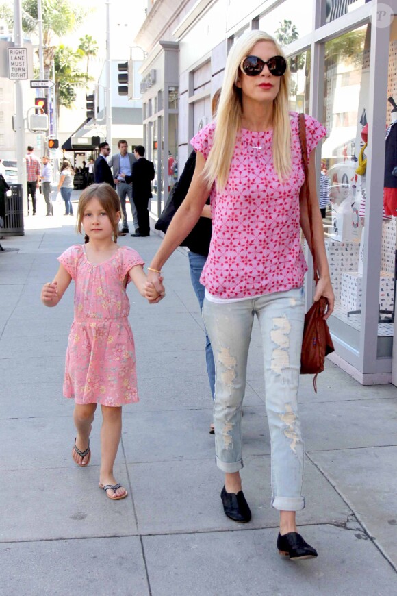 Tori Spelling avec sa fille Stella dans les rues de Beverly Hills, le 9 avril 2014.