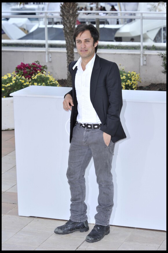 Gael Garcia Bernal lors du photocall du jury de la Caméra d'or au Festival de Cannes 2010
