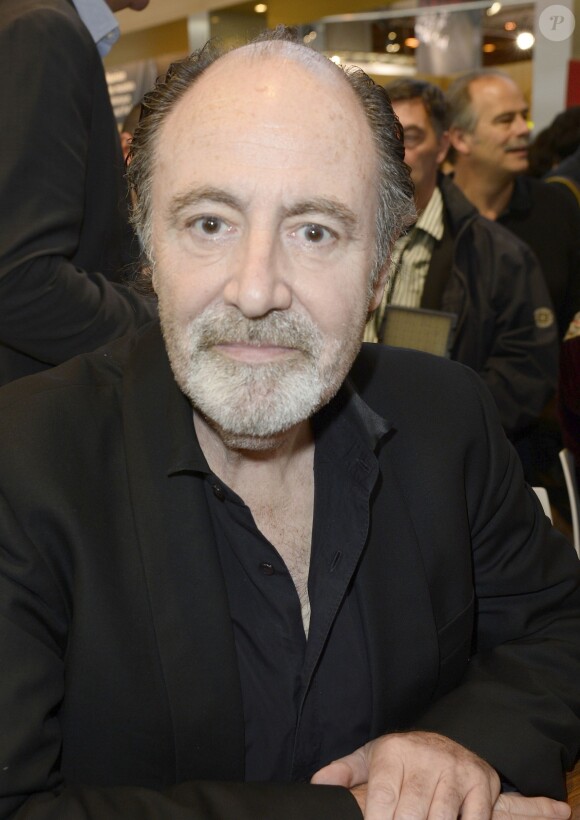 Michel Delpech pose à la 34e édition du Salon du Livre à Paris, Porte de Versailles, le 22 mars 2014.