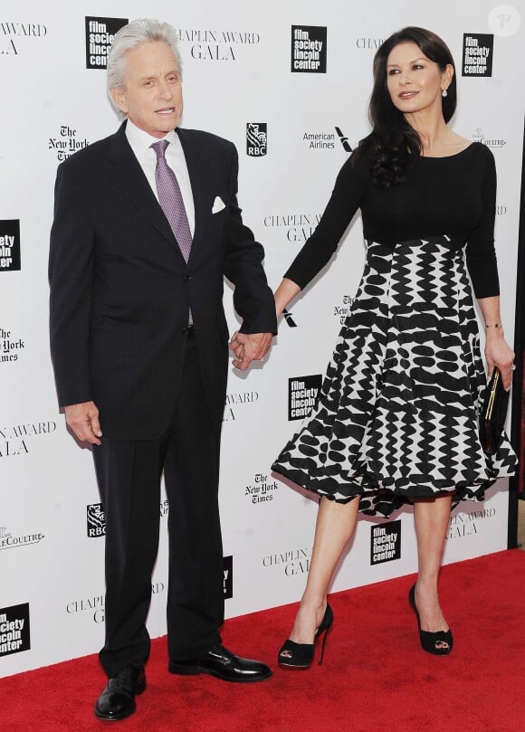 Michael Douglas et Catherine Zeta-Jones main dans la main et en couple lors du 41e Chaplin Award Gala au Alice Tully Hall, Lincoln Center, New York, le 28 avril 2014.