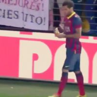 Dani Alvès : La star du Barça flambe avec sa banane, la toile savoure