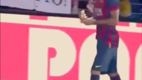 Dani Alvès : La star du Barça flambe avec sa banane, la toile savoure