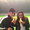 Sergio Aguëro et Marta mangent une banane, participant à la campagne "nous sommes tous des singes", lancée sur les réseaux sociaux, après que Daniel Alvès, joueur du FC Barcelone, avait été victime d'un jet de banane lors du match entre Villarreal et le FC Barcelone, le 27 avril 2014 au Madrigal de Villarreal. Dani Alvès avait alors mangé la banane...