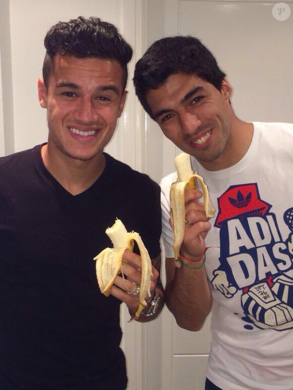 Luis Suarez et Coutinho mangent une banane, participant à la campagne "nous sommes tous des singes", lancée sur les réseaux sociaux, après que Daniel Alvès, joueur du FC Barcelone, avait été victime d'un jet de banane lors du match entre Villarreal et le FC Barcelone, le 27 avril 2014 au Madrigal de Villarreal. Dani Alvès avait alors mangé la banane...