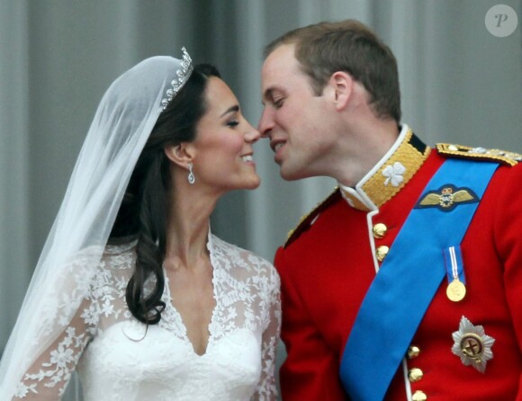 Un regard qui en dit long... A peine mariés, Kate et William échangent un long regard rempli d'amour, avant le tant attendu premier baiser au balcon de Buckhingham Palace. Une parenthèse love capturée le 29 avril 2011