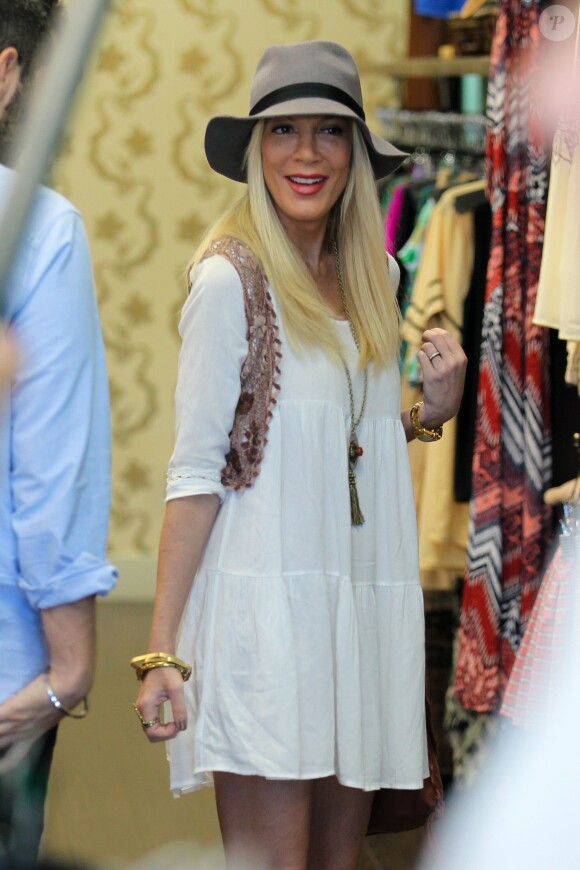 Tori Spelling fait du shopping à Los Angeles, le 29 avril 2014.
