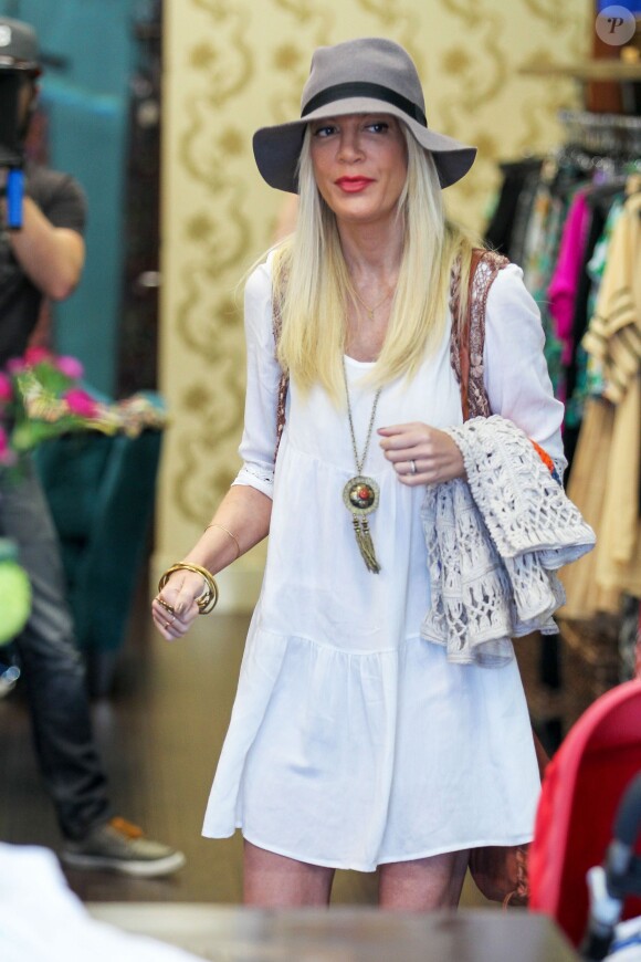 Tori Spelling fait du shopping dans les rues de Los Angeles, le 29 avril 2014.