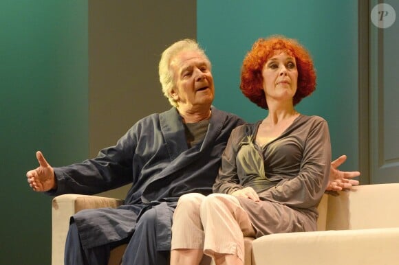Pierre Arditi et Evelyne Buyle - Soirée de la piéce "Comme s'il en pleuvait" au Théâtre Edouard Vll et retransmise en direct sur France 2 à Paris le 29 avril 2014.