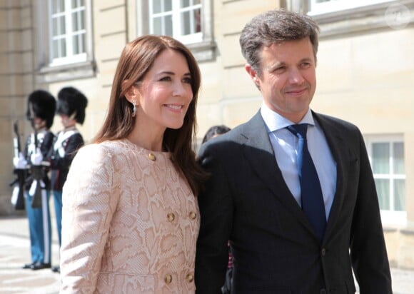 La princesse Mary et le prince Frederik de Danemark au palais Amalienborg à Copenhague le 2 mai 2014 pour une réception à l'occasion des 70 ans de la princesse Benedikte.