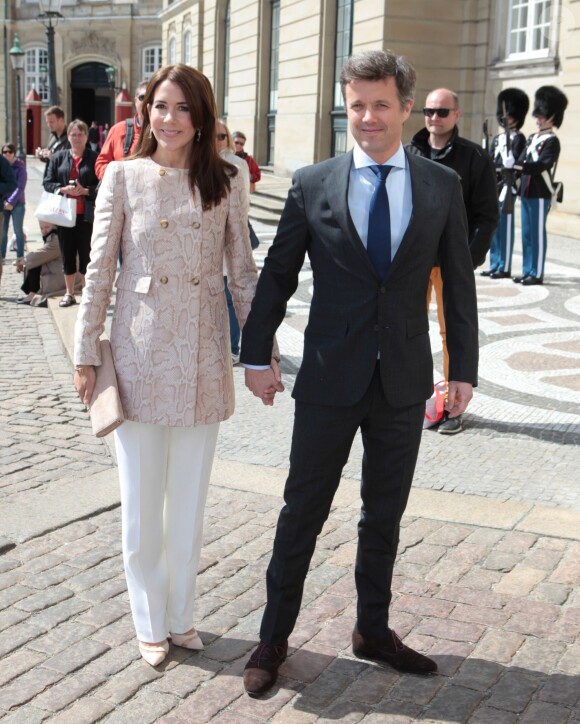La princesse Mary et le prince Frederik de Danemark au palais Amalienborg à Copenhague le 2 mai 2014 pour une réception à l'occasion des 70 ans de la princesse Benedikte.