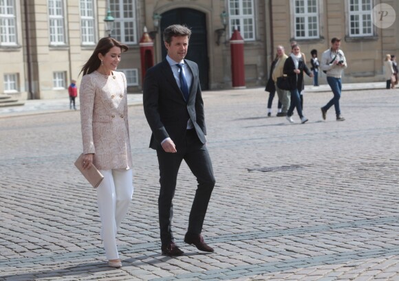 La princesse Mary et le prince Frederik de Danemark au palais Amalienborg à Copenhague le 2 mai 2014 pour une réception à l'occasion des 70 ans de la princesse Benedikte.
