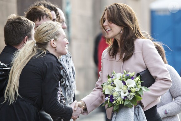 Mary de Danemark lançait le 3 mai 2014 la Journée du rein en allumant des cierges devant l'église Notre-Dame