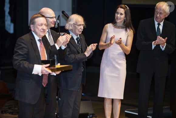 La princesse Mary de Danemark remettant le prix Brain Prize à Copenhague le 1er mai 2014. Les lauréats sont Trevor Robbins, Stanislas Dehaene et Giacomo Rizzolatti.