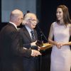 La princesse Mary de Danemark remettant le prix Brain Prize à Copenhague le 1er mai 2014. Les lauréats sont Trevor Robbins, Stanislas Dehaene et Giacomo Rizzolatti.