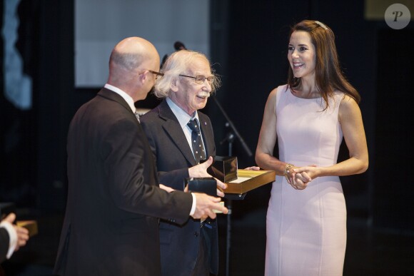 La princesse Mary de Danemark remettant le prix Brain Prize à Copenhague le 1er mai 2014. Les lauréats sont Trevor Robbins, Stanislas Dehaene et Giacomo Rizzolatti.