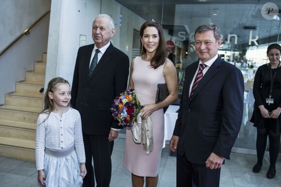 La princesse Mary de Danemark remettant le prix Brain Prize à Copenhague le 1er mai 2014. Les lauréats sont Trevor Robbins, Stanislas Dehaene et Giacomo Rizzolatti.