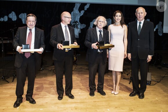 La princesse Mary de Danemark remettant le prix Brain Prize à Copenhague le 1er mai 2014. Les lauréats sont Trevor Robbins, Stanislas Dehaene et Giacomo Rizzolatti.