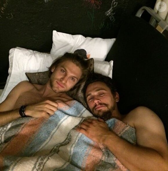 Keegan Allen et James Franco, au lit, le 23 avril 2014.