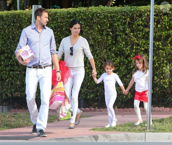Exclusif - Adriana Lima et son mari Marko Jaric se rendent à la fete de l'ecole de leurs filles Sienna et Valentina pour Noel à Miami, le 19 décembre 2013.