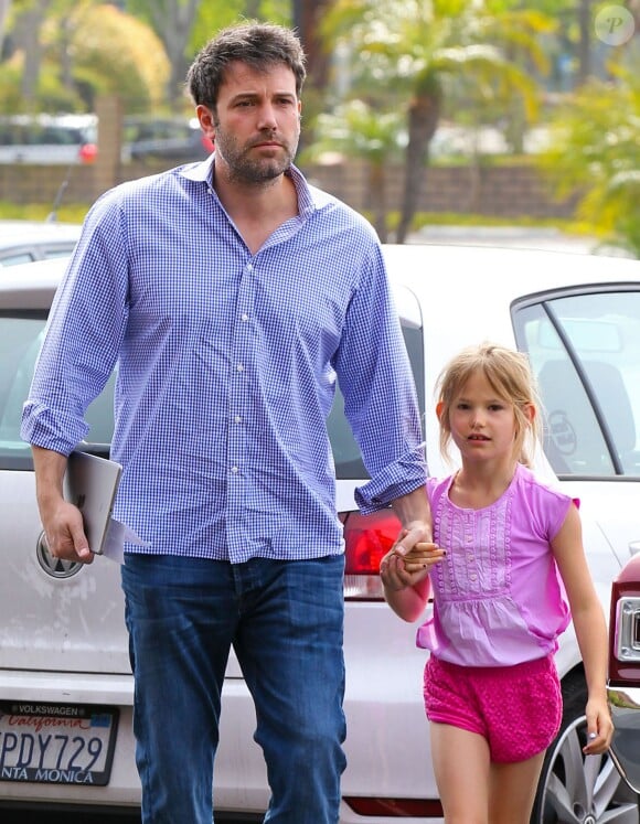 Ben Affleck et sa fille Violet à Santa Monica. L'acteur se balade avec sa magnifique Chevrolet Chevelle. Le 19 avril 2014