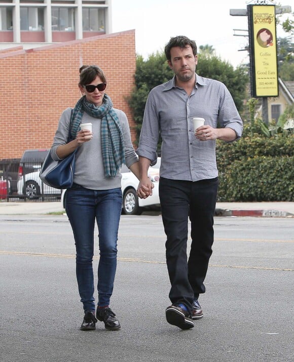 Jennifer Garner et son mari Ben Affleck sont allés prendre un café sans leurs filles, en amoureux, main dans la main, à Beverly Hills. Le 18 février 2014