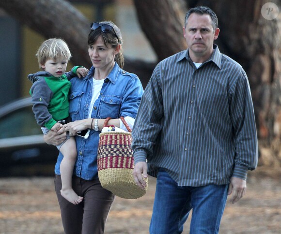 Jennifer Garner et son mari Ben Affleck emmenent leurs enfants Samuel et Violet au parc en compagnie de leurs gardes du corps à Pacific Palisades, le 23 février 2014.