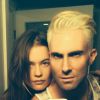 Adam Levine décoloré en blond, avec sa fiancée, le 3 mai 2014.