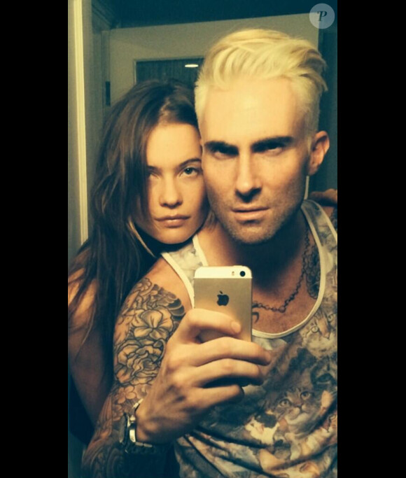 Adam Levine décoloré en blond, avec sa fiancée, le 3 mai 2014.