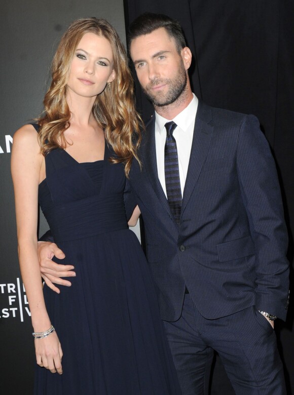 Adam Levine et sa fiancée Behati Prinsloo lors de l'avant-première du film "Begin Again" pendant le Festival du Film de Tribeca à New York, le 26 avril 2014.