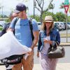 Jennifer Love Hewitt, son mari Brian Hallisay et leur fille Autumn prennent un vol à l'aéroport de Maui à Hawaii, le 4 mai 2014.