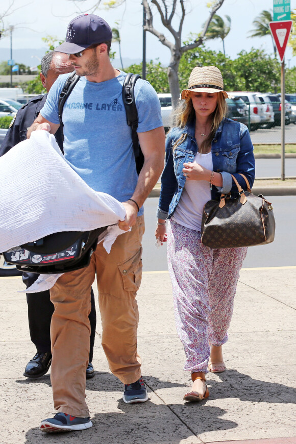 Jennifer Love Hewitt, son mari Brian Hallisay et leur fille Autumn prennent un vol à l'aéroport de Maui à Hawaii, le 4 mai 2014.