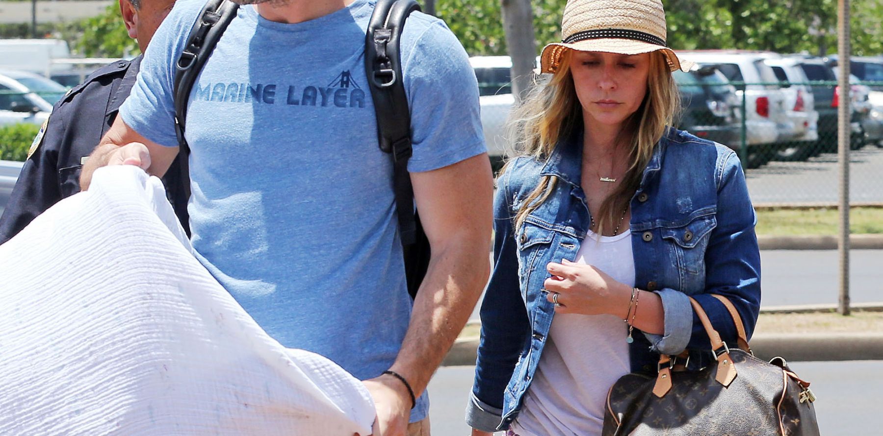 Jennifer Love Hewitt Et Son Mari 2021 Jennifer Love Hewitt, relax avec son mari Brian : Maman poule avec