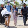 Jennifer Love Hewitt, son mari Brian Hallisay et leur fille Autumn prennent un vol à l'aéroport de Maui à Hawaii, le 4 mai 2014.