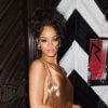 Rihanna fait encore des siennes... Elle a pris la pose dans une robe très suggestive lors de l'after-party du Met gala le 5 mai 2014 à New York.
 