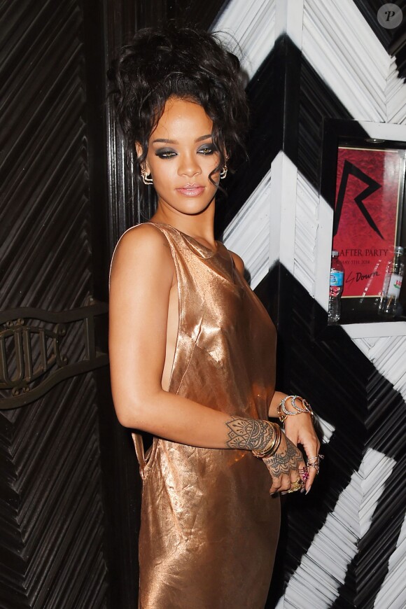 Rihanna fait encore des siennes... Elle a pris la pose dans une robe très suggestive lors de l'after-party du Met gala le 5 mai 2014 à New York.
 