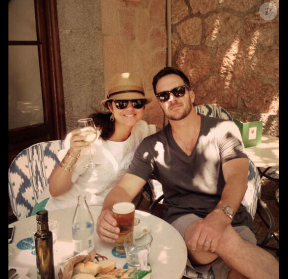 Tiffani Thiessen et son mari Brady Smith prennent le soleil à Majorque, alors que leur amie Lindsay Price se mariait avec Curtis Stone, le 8 juin 2013.
