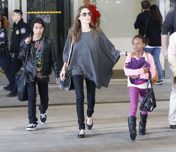 Angelina Jolie arrive à l'aéroport de Los Angeles avec ses enfants Maddox et Zahara, le 29 mars 2014