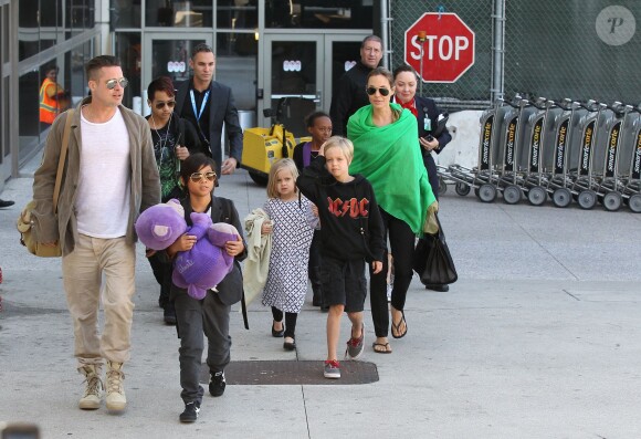 Brad Pitt et Angelina Jolie arrivent à l'aéroport de Los Angeles en provenance d'Australie avec leurs enfants, le 5 février 2014